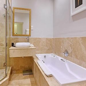 Honeymoon King Suite